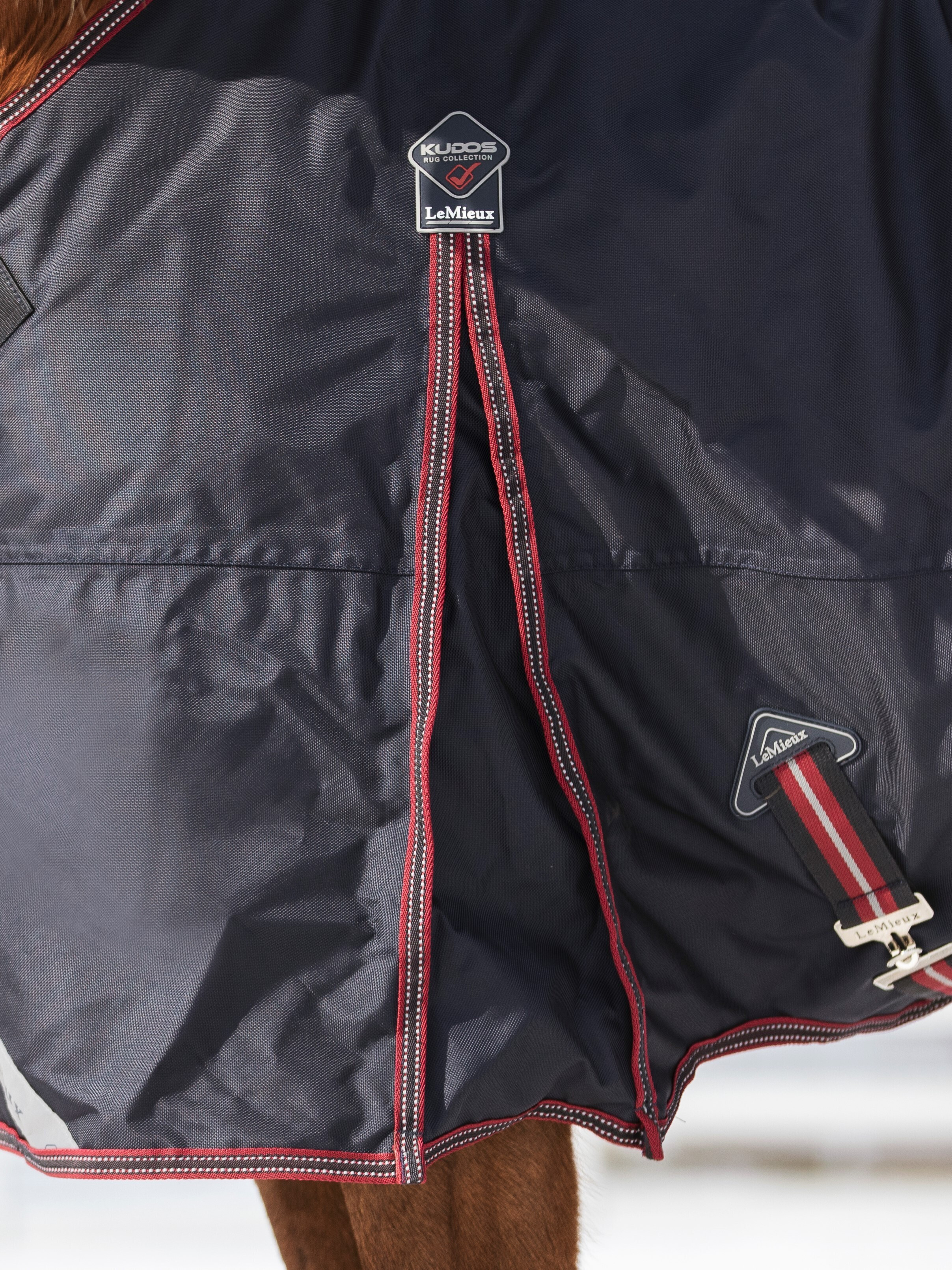 Capa de exterior LeMieux Kudos 200 g Azul-marinho Capa de exterior LeMieux Kudos 200 g Azul-marinho