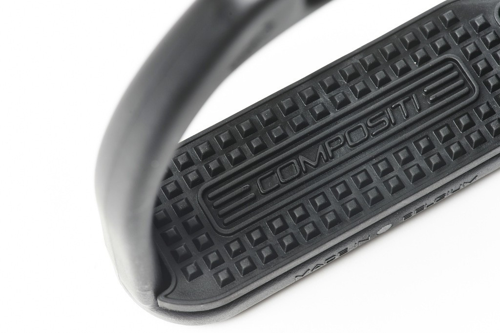 Estribos perfilados Compositi Preto