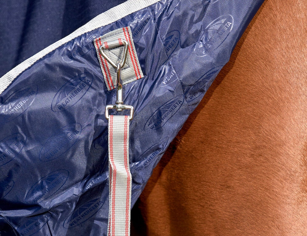 Capa externa 50g Weatherbeeta ComFiTec Essential Azul-marinho / prata / vermelho Capa externa 50g Weatherbeeta ComFiTec Essential Azul-marinho / prata / vermelho