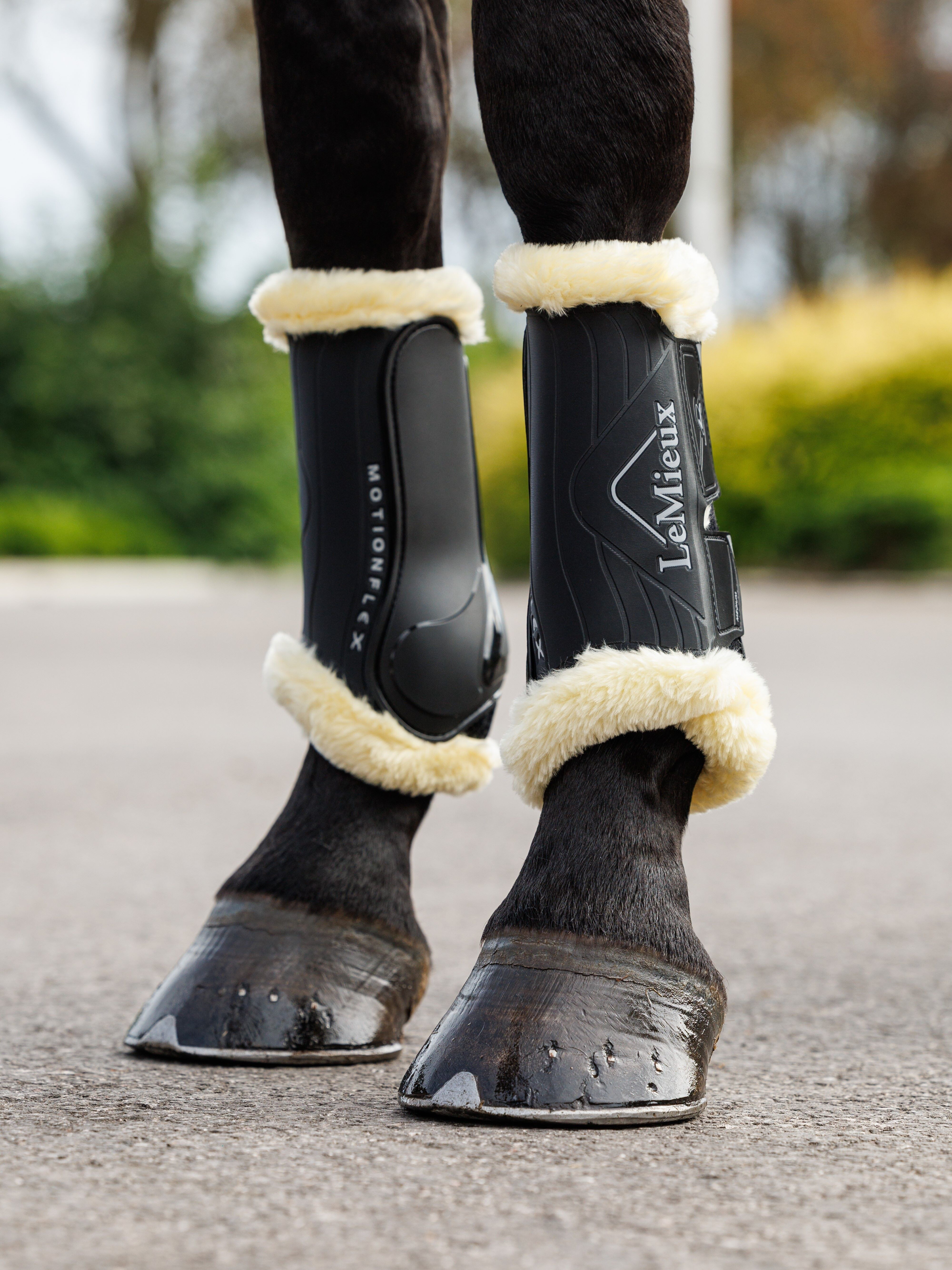 Guêtres de dressage mouton LeMieux Motionflex Preto / natural