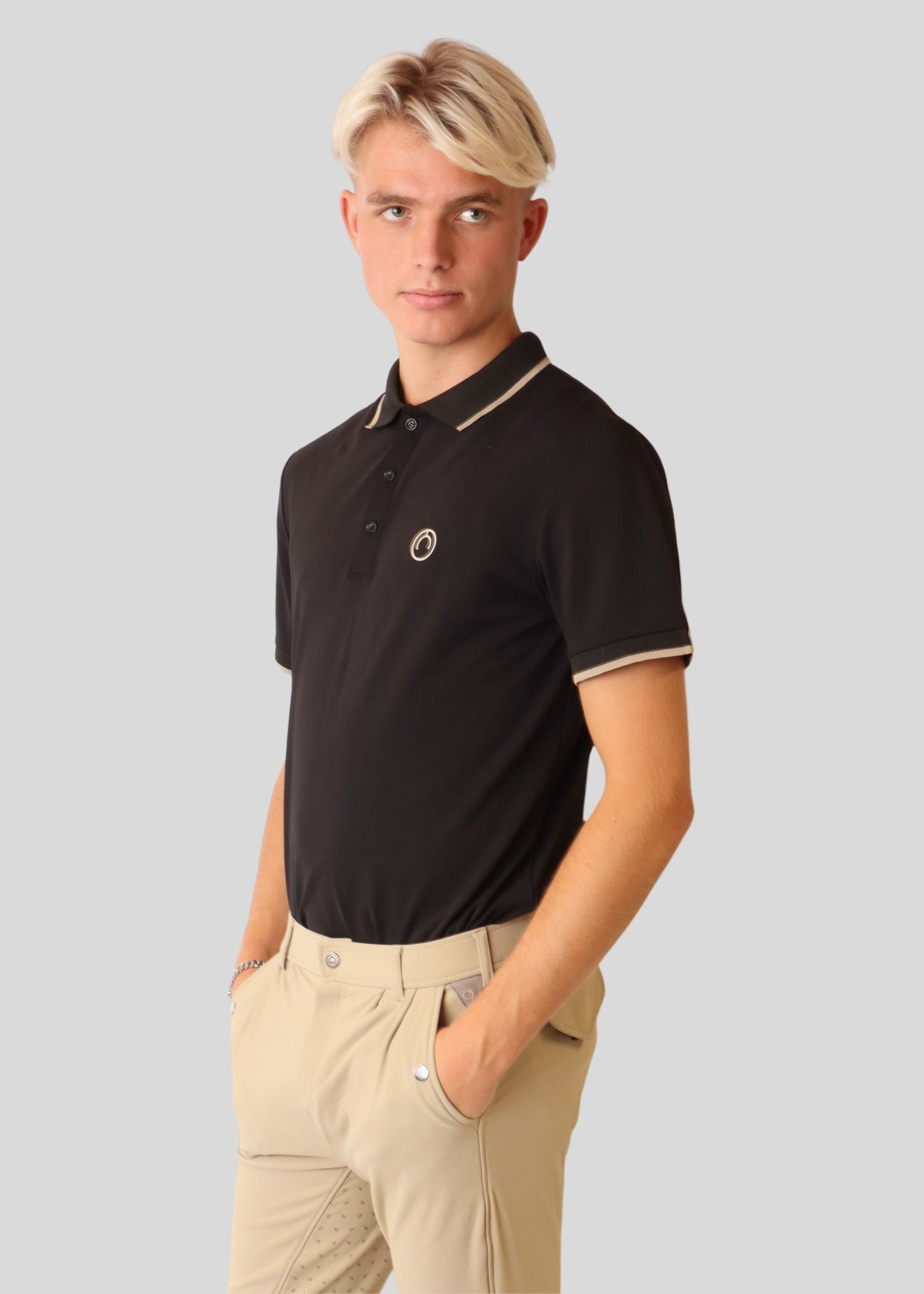 Polo de equitação masculino com gola contrastante e mangas curtas