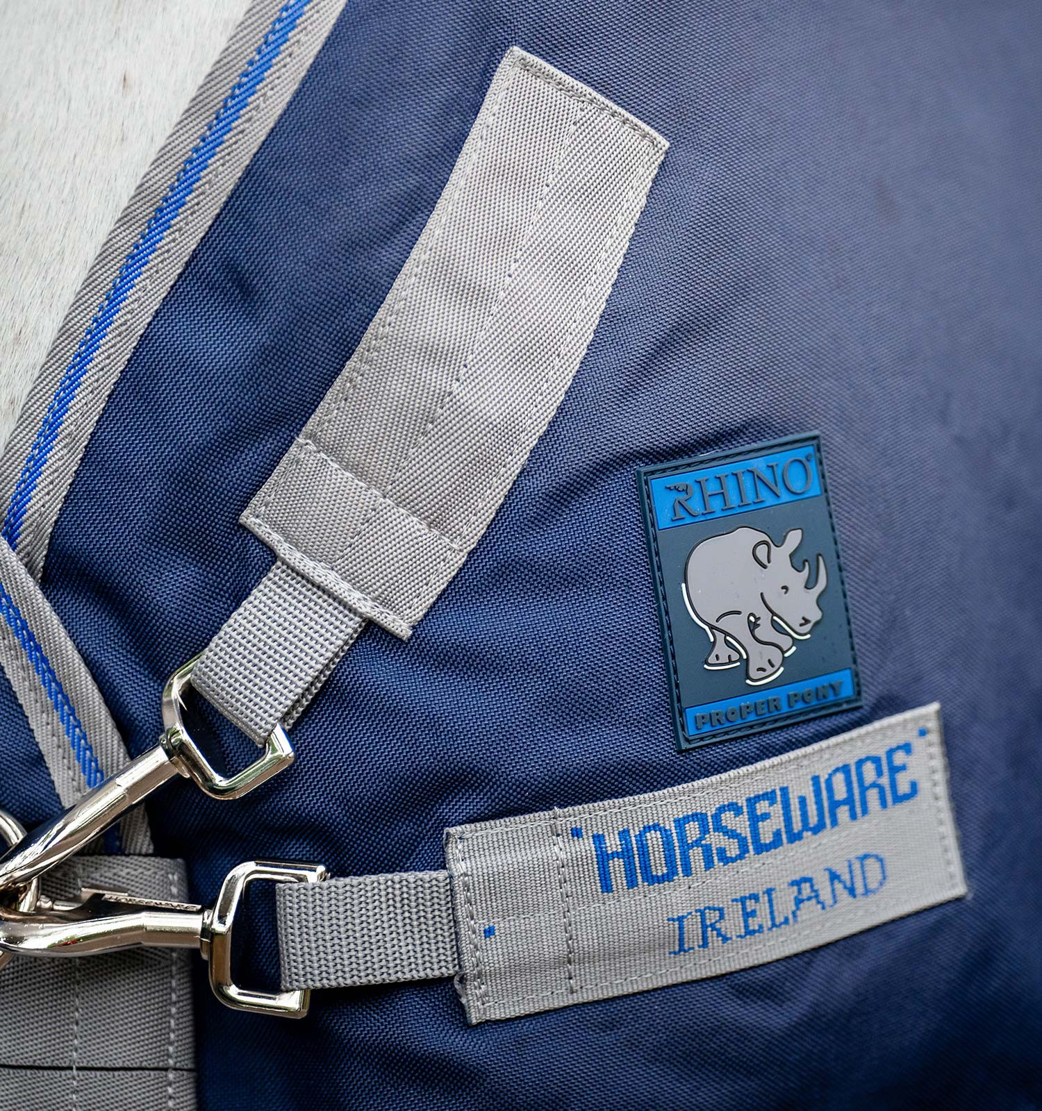 Capa de exterior Horseware Rhino® Plus Pónei 250g Preto / cinza titânio / azul clássico