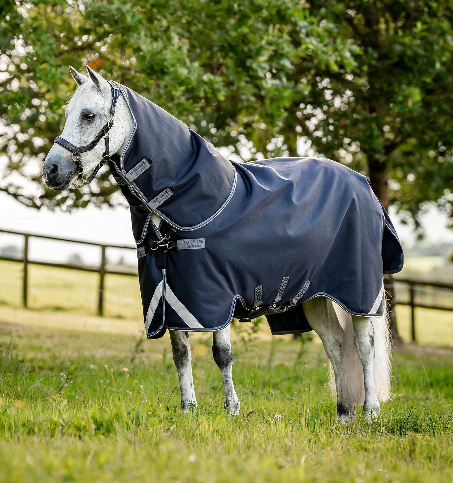 Cobertura Horseware Rambo Supreme 1680D Turnout 0g Marinho / tempestade / cinza prateado Azul-marinho Cobertura Horseware Rambo Supreme 1680D Turnout 0g Marinho / tempestade / cinza prateado Azul-marinho