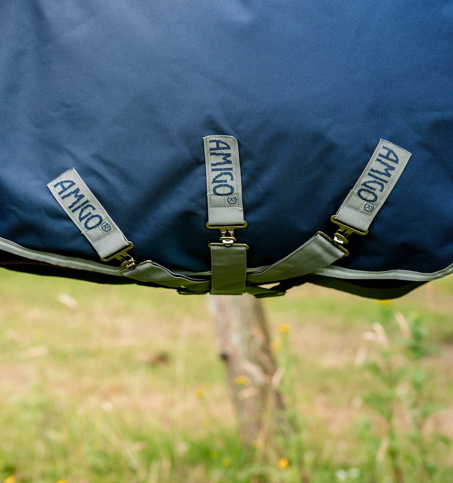 Capa Horseware Amigo® Bravo 12 Plus 400g 1200D Marinho / cinza titânio / prata Azul-marinho Capa Horseware Amigo® Bravo 12 Plus 400g 1200D Marinho / cinza titânio / prata Azul-marinho