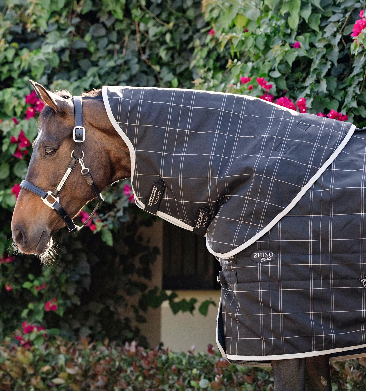 Pescoço de estábulo Horseware Rhino 100g Preto / xadrez branco cinza Pescoço de estábulo Horseware Rhino 100g Preto / xadrez branco cinza
