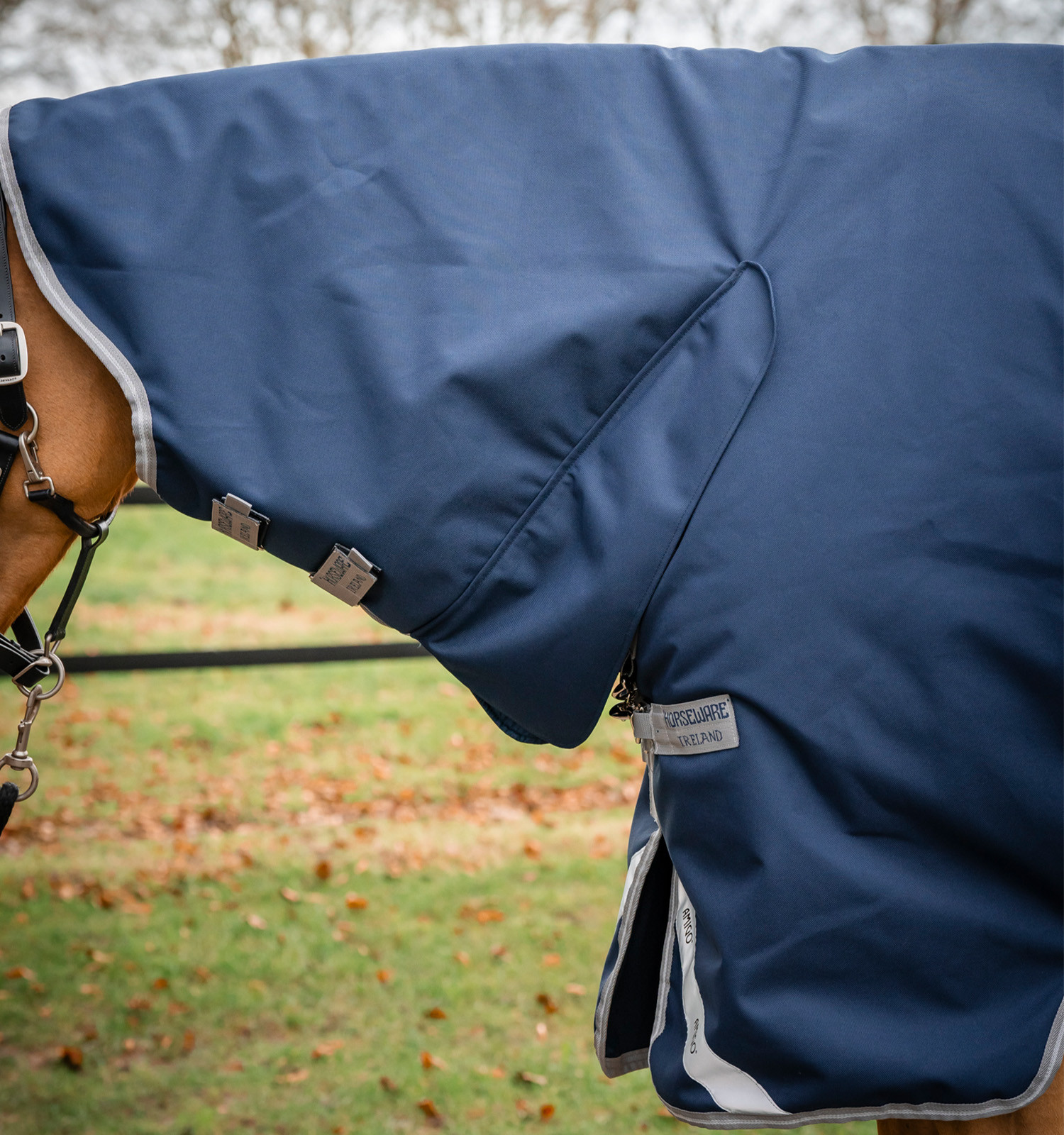 Cobertura Horseware Amigo 1200D Integrated Turnout 150g Marinho / cinza titânio / prata Azul-marinho Cobertura Horseware Amigo 1200D Integrated Turnout 150g Marinho / cinza titânio / prata Azul-marinho
