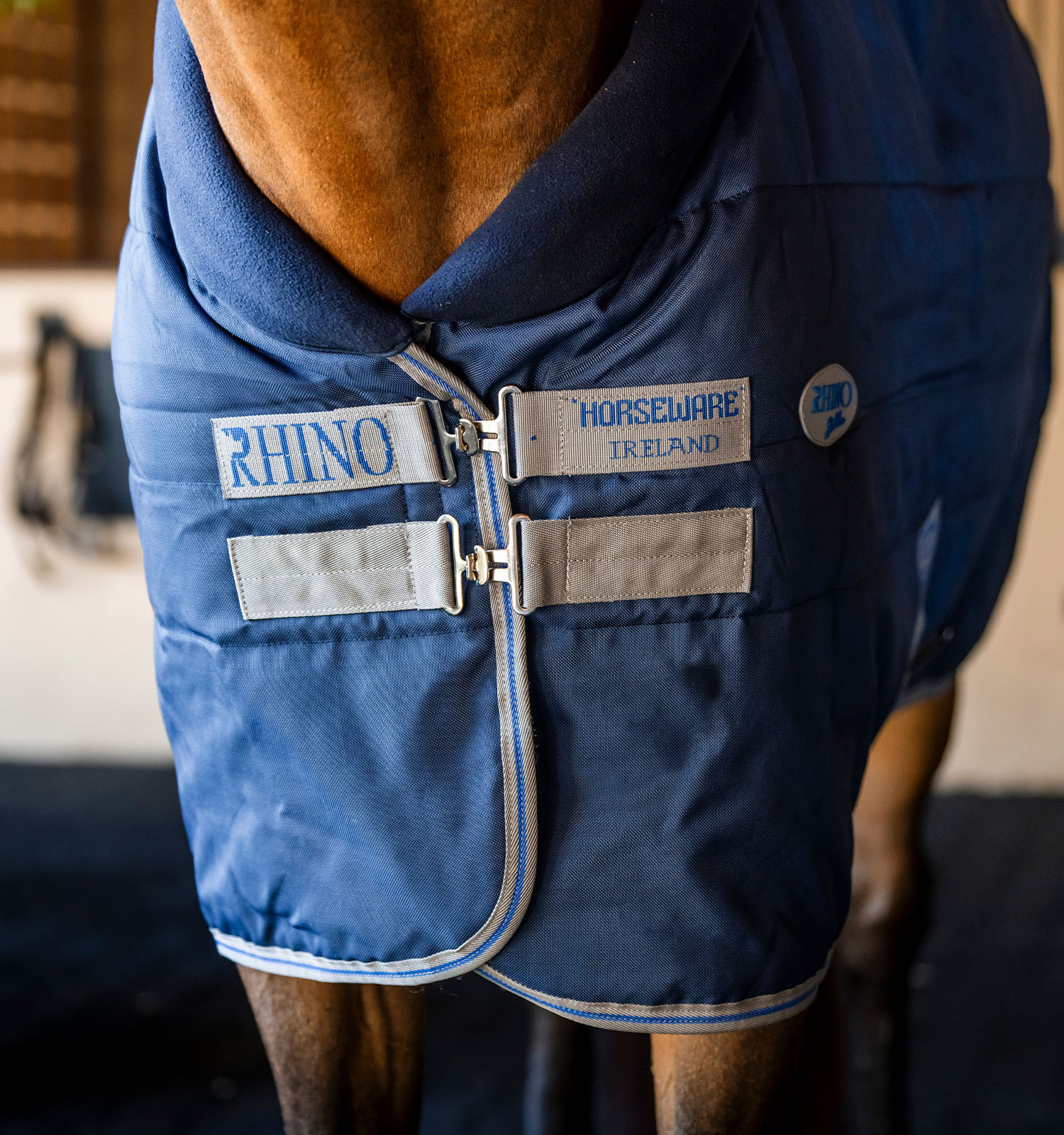 Cobertura de estábulo Horseware Rhino 100g Preto / xadrez branco cinza