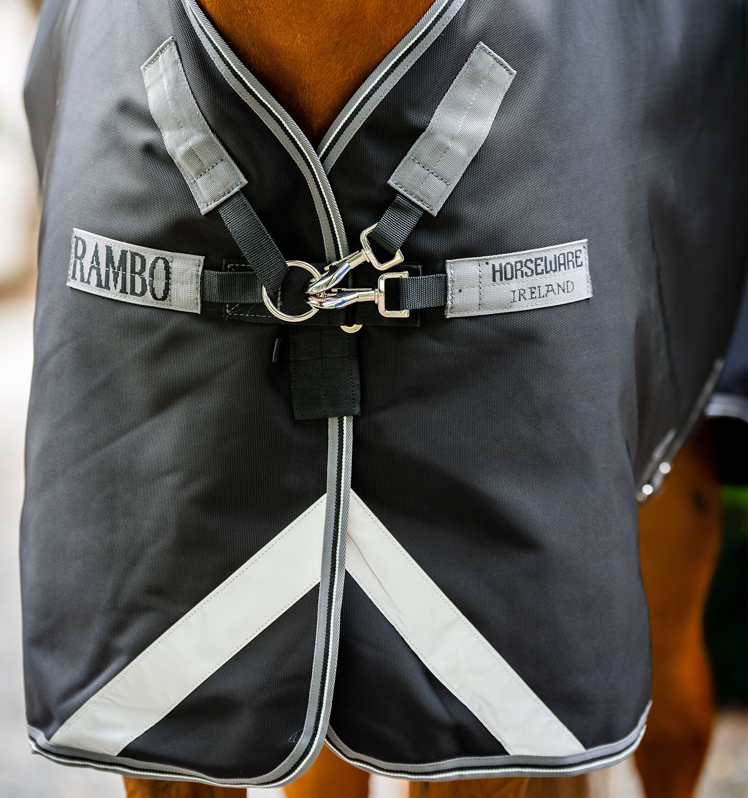 Cobertura Horseware Rambo Supreme Turnout Vari-layer 1680D 450g Preto / tempestade / cinza prateado