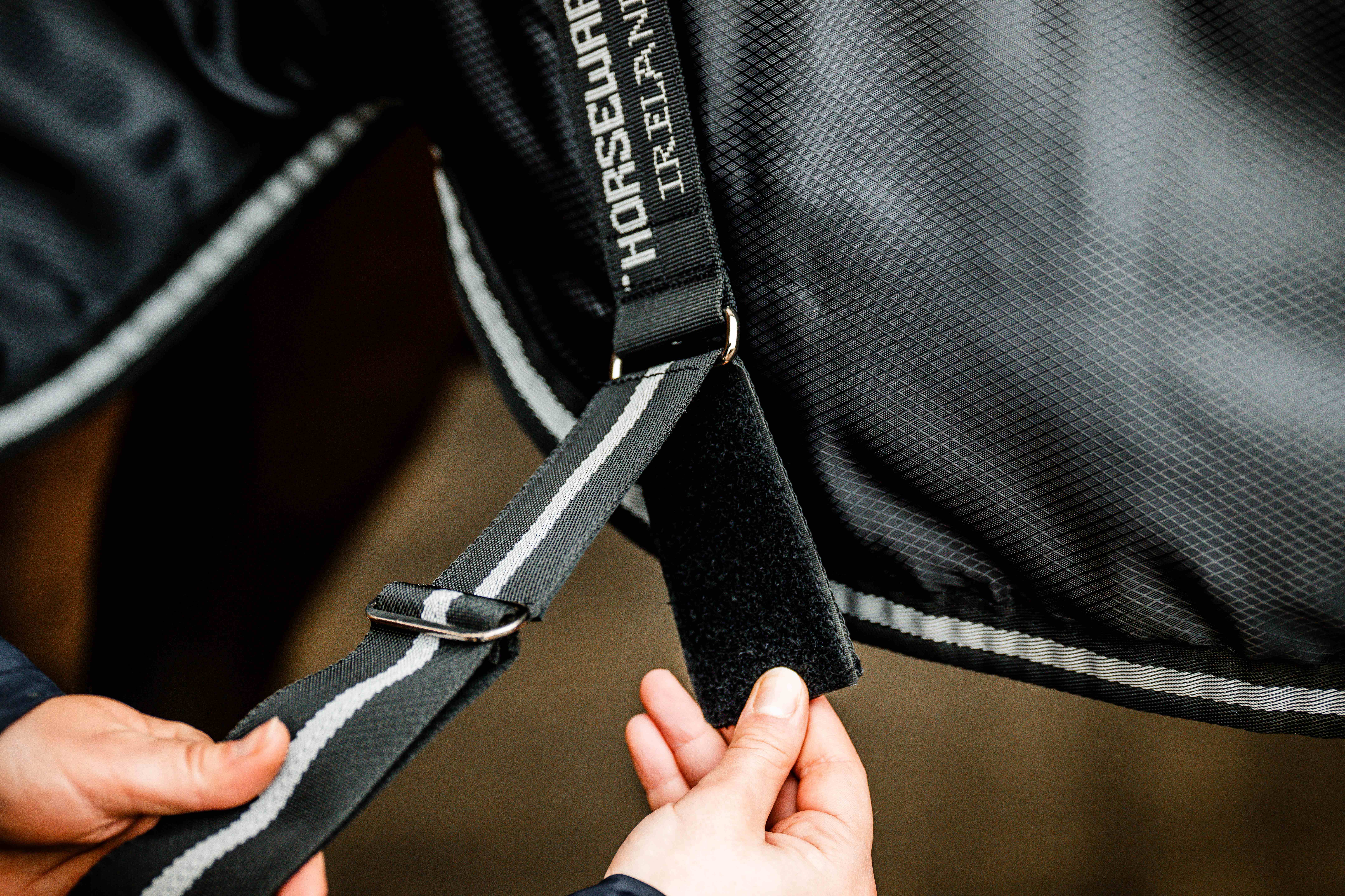 Cobertura de estábulo Horseware Easy-Layer Plus 400g Preto / preto / prata Cobertura de estábulo Horseware Easy-Layer Plus 400g Preto / preto / prata