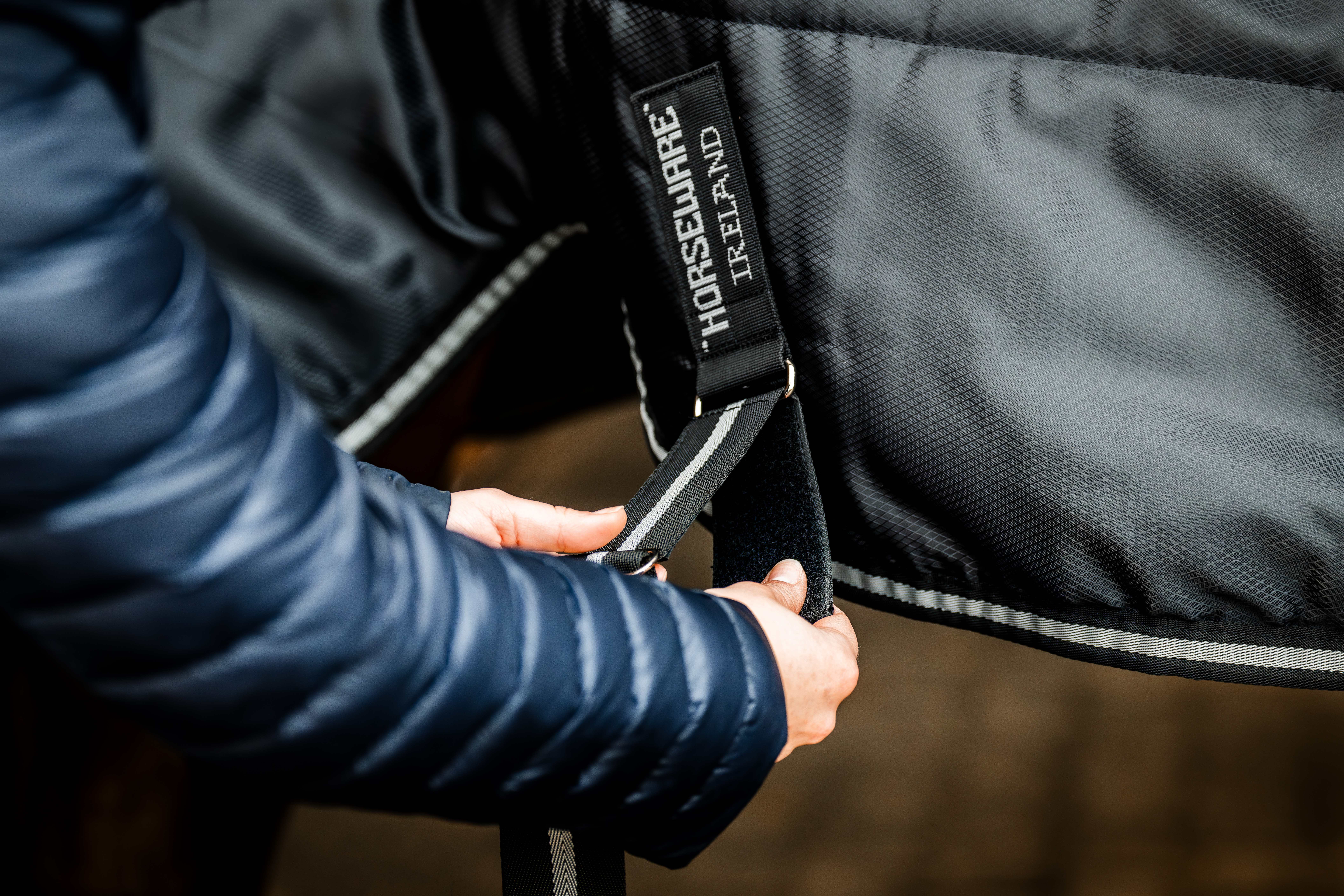 Cobertura de estábulo Horseware Easy-Layer Plus 400g Preto / preto / prata Cobertura de estábulo Horseware Easy-Layer Plus 400g Preto / preto / prata