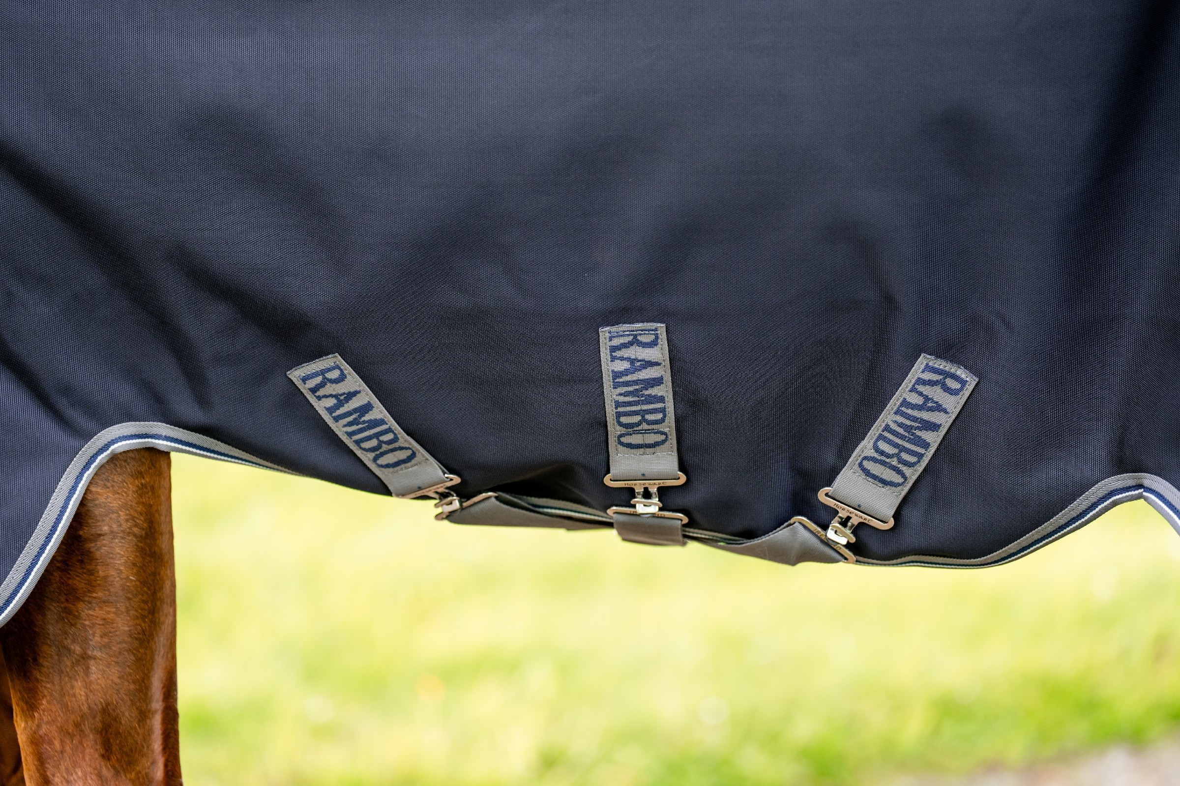 Capa Horseware Rambo 1680D Turnout 100g Marinho / tempestade / cinza prateado Azul-marinho