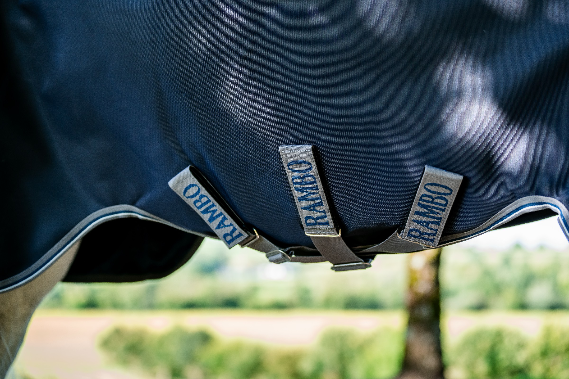 Capa Horseware Rambo 1680D Turnout 450g VL Marinho / tempestade / cinza prateado Azul-marinho