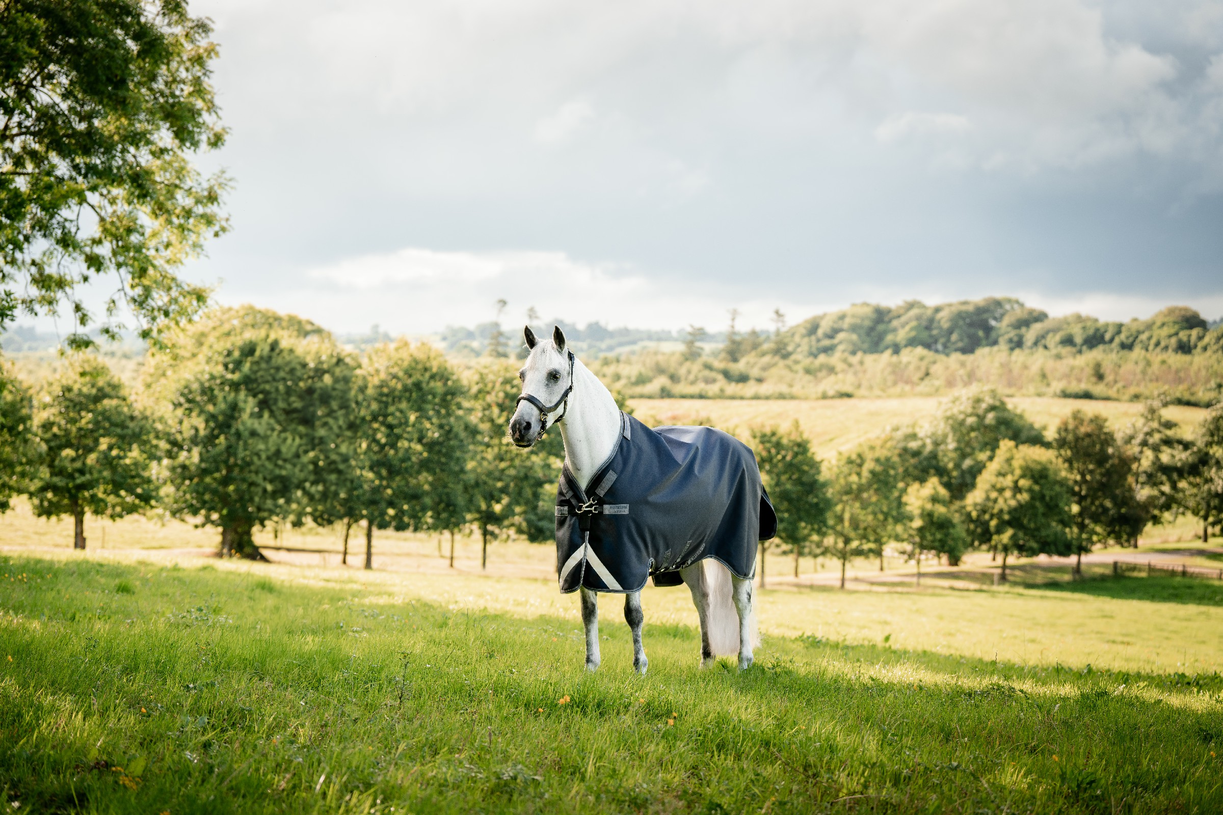 Capa Horseware Rambo 1680D Turnout 450g VL Marinho / tempestade / cinza prateado Azul-marinho