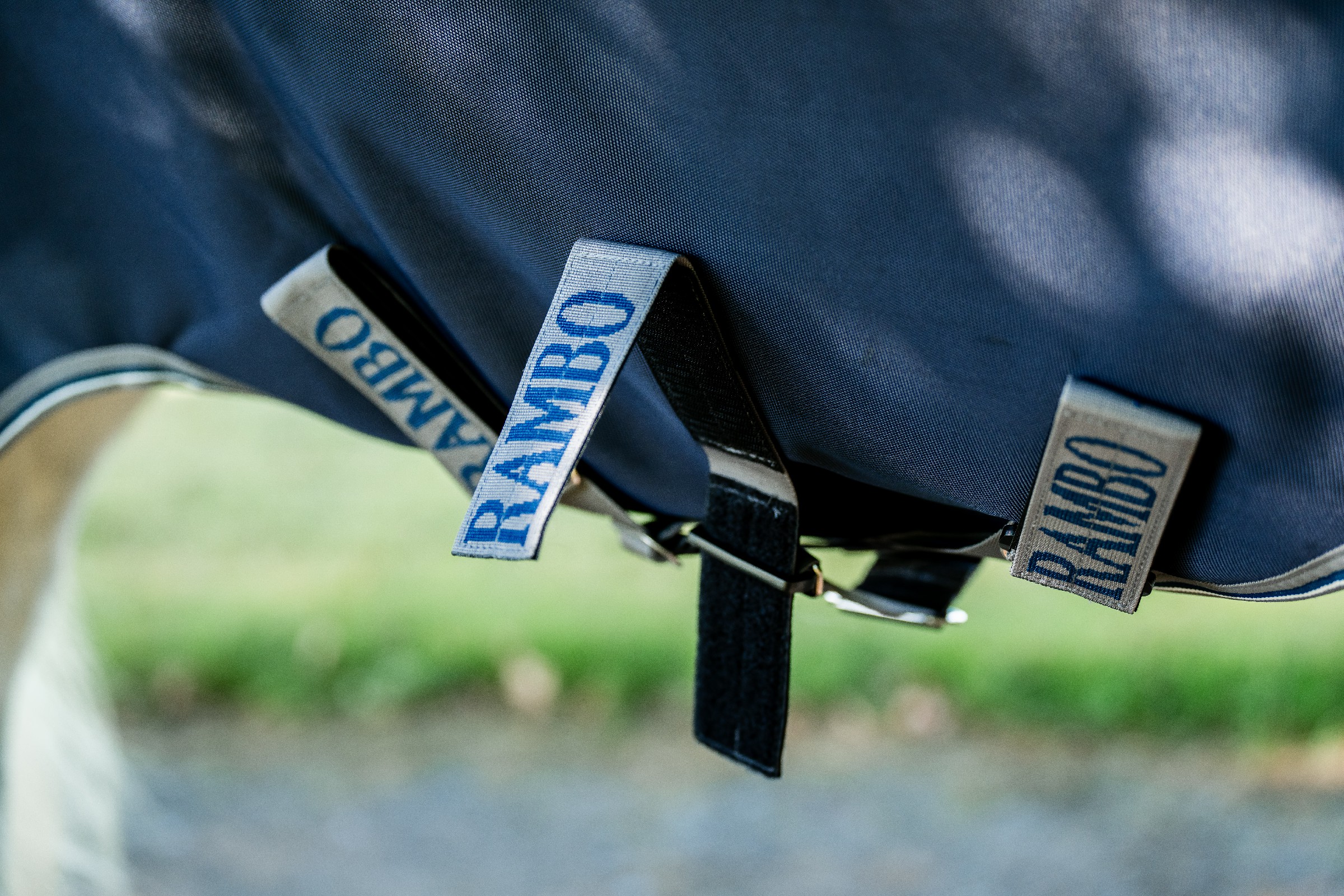 Capa Horseware Rambo 1680D Turnout 450g VL Marinho / tempestade / cinza prateado Azul-marinho