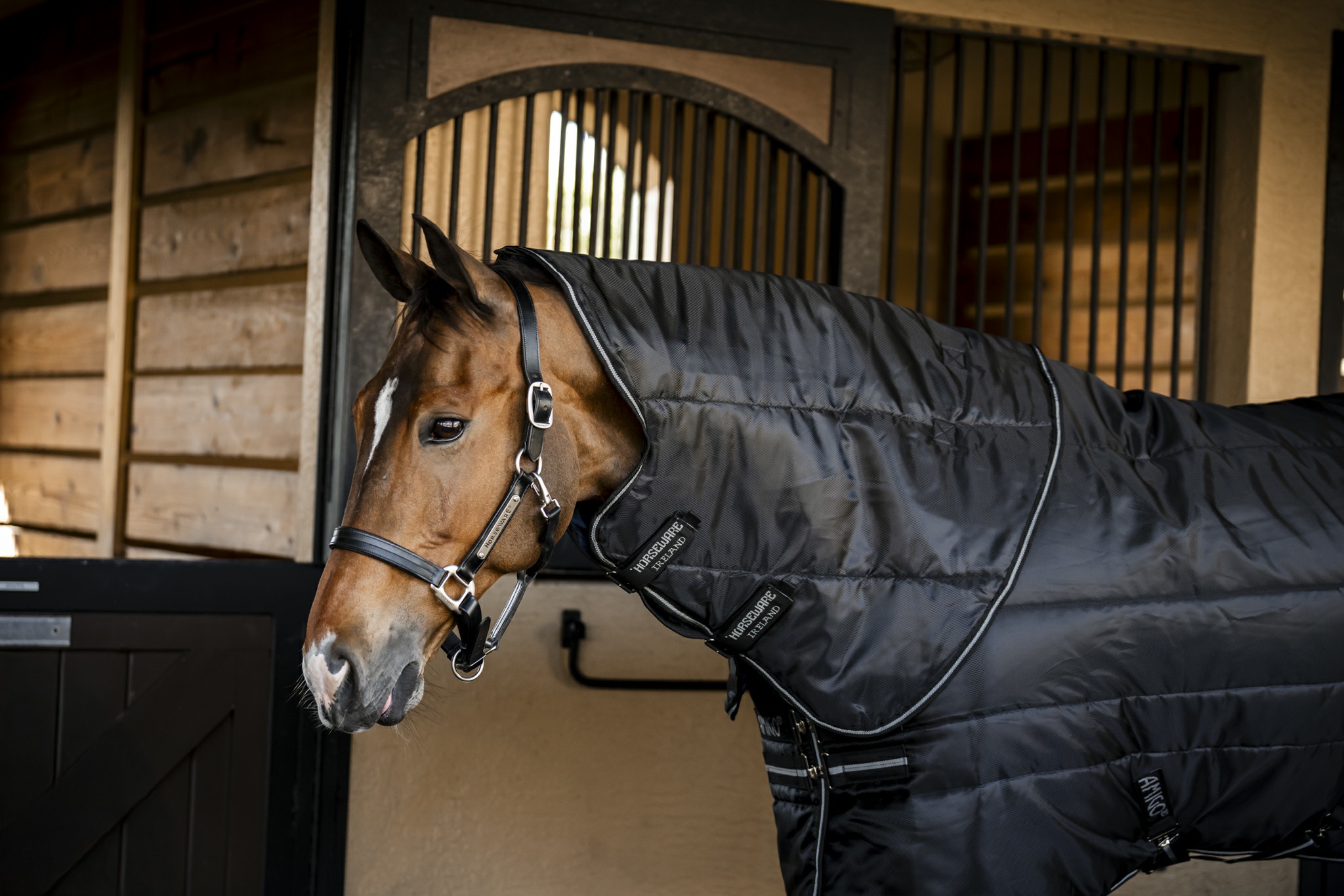 Protetor de pescoço de estábulo Horseware Amigo Ripstop Insulator 200g Preto / preto / prata