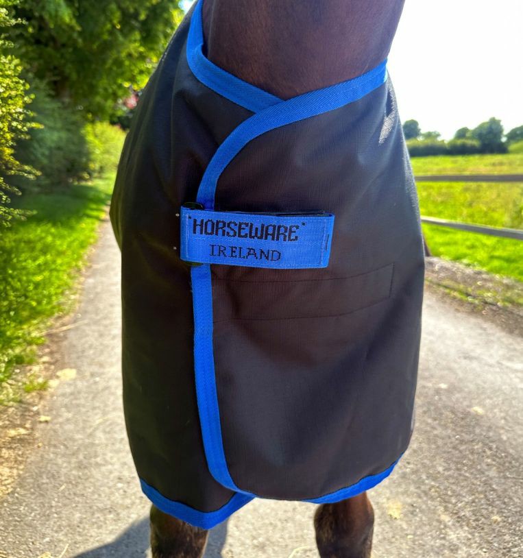 Capa Horseware Amigo Ripstop 900D Petite Turnout 200g Preto / azul clássico Capa Horseware Amigo Ripstop 900D Petite Turnout 200g Preto / azul clássico