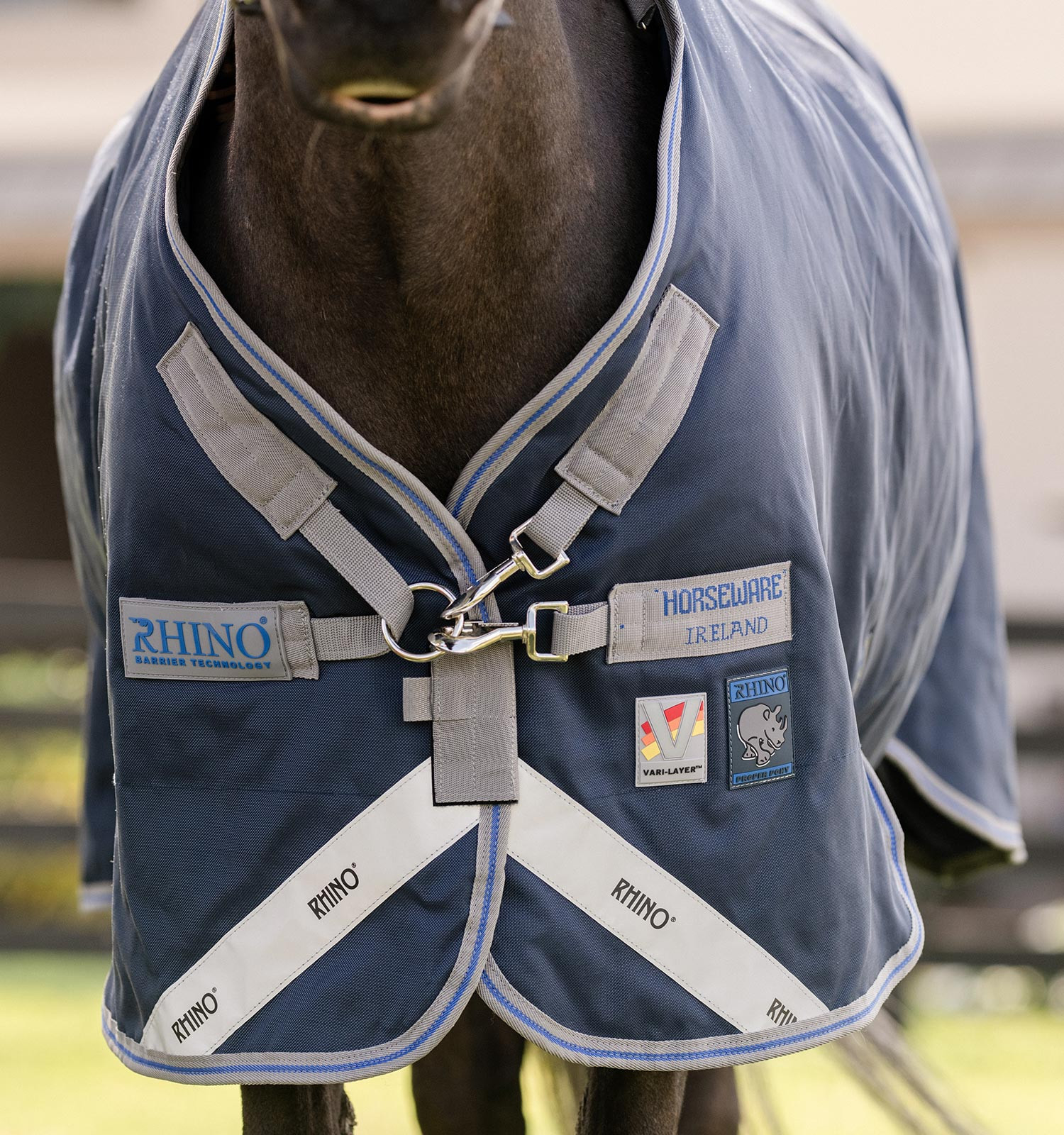 Capa Horseware Rhino Poney Turnout 250g VL Preto / cinza titânio / azul clássico Capa Horseware Rhino Poney Turnout 250g VL Preto / cinza titânio / azul clássico