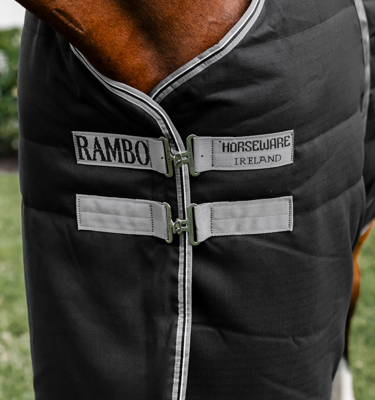 Cobertura de estábulo Horseware Rambo® 400g 1000D Preto / tempestade / cinza prateado