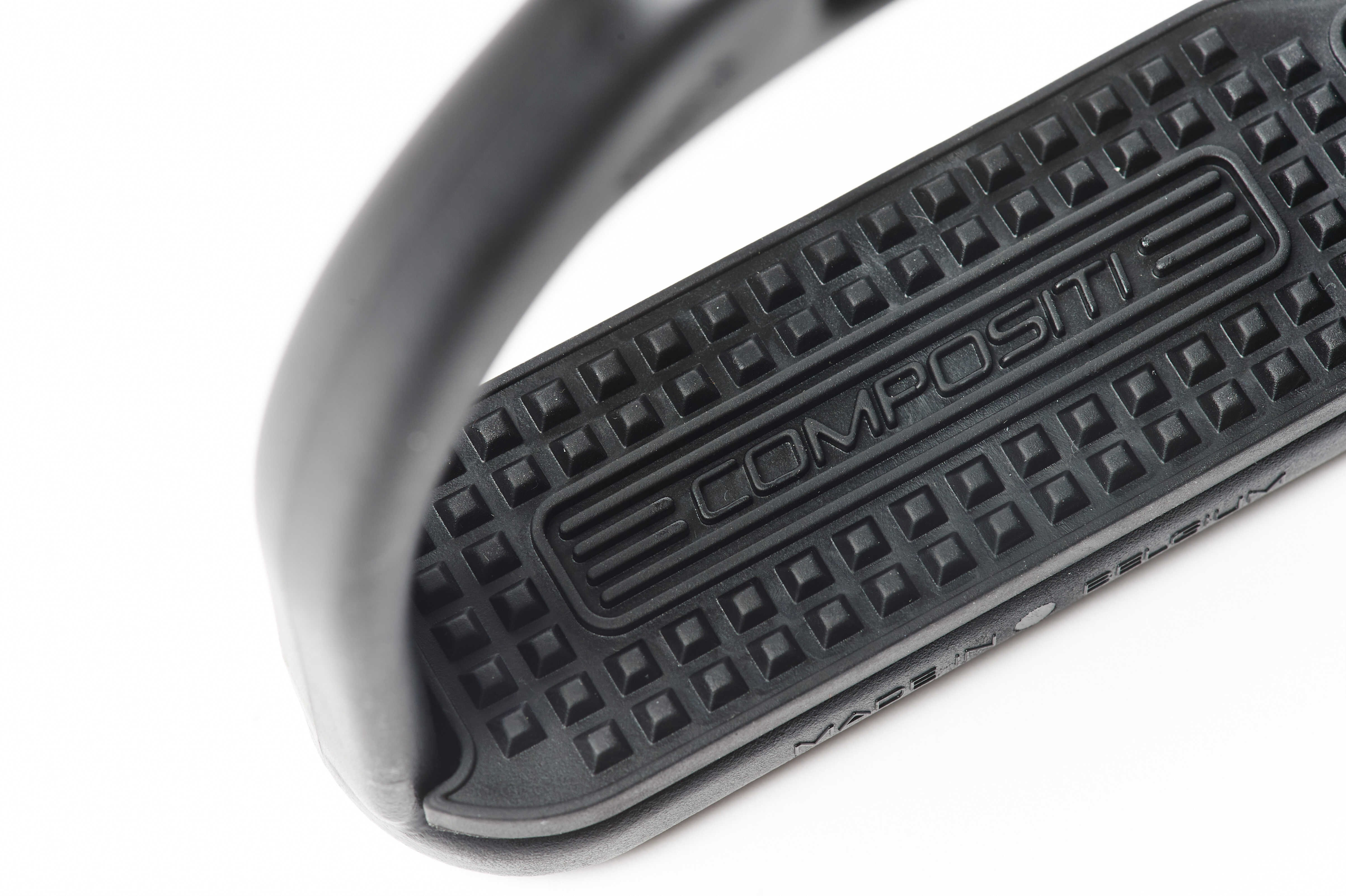 Estribos perfilados Compositi Preto