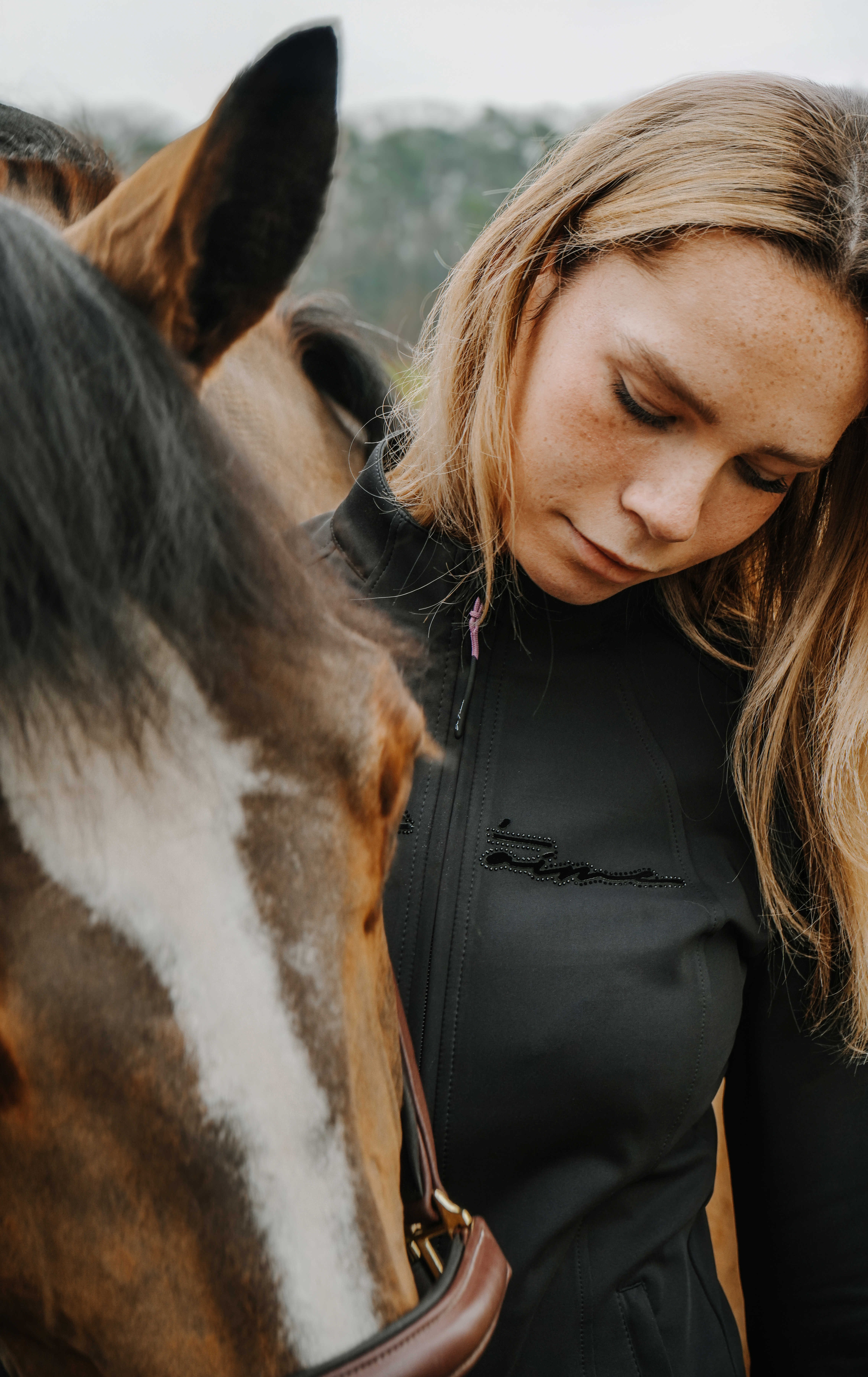 Colete Je t'aime Equithème Ilona mulher Preto