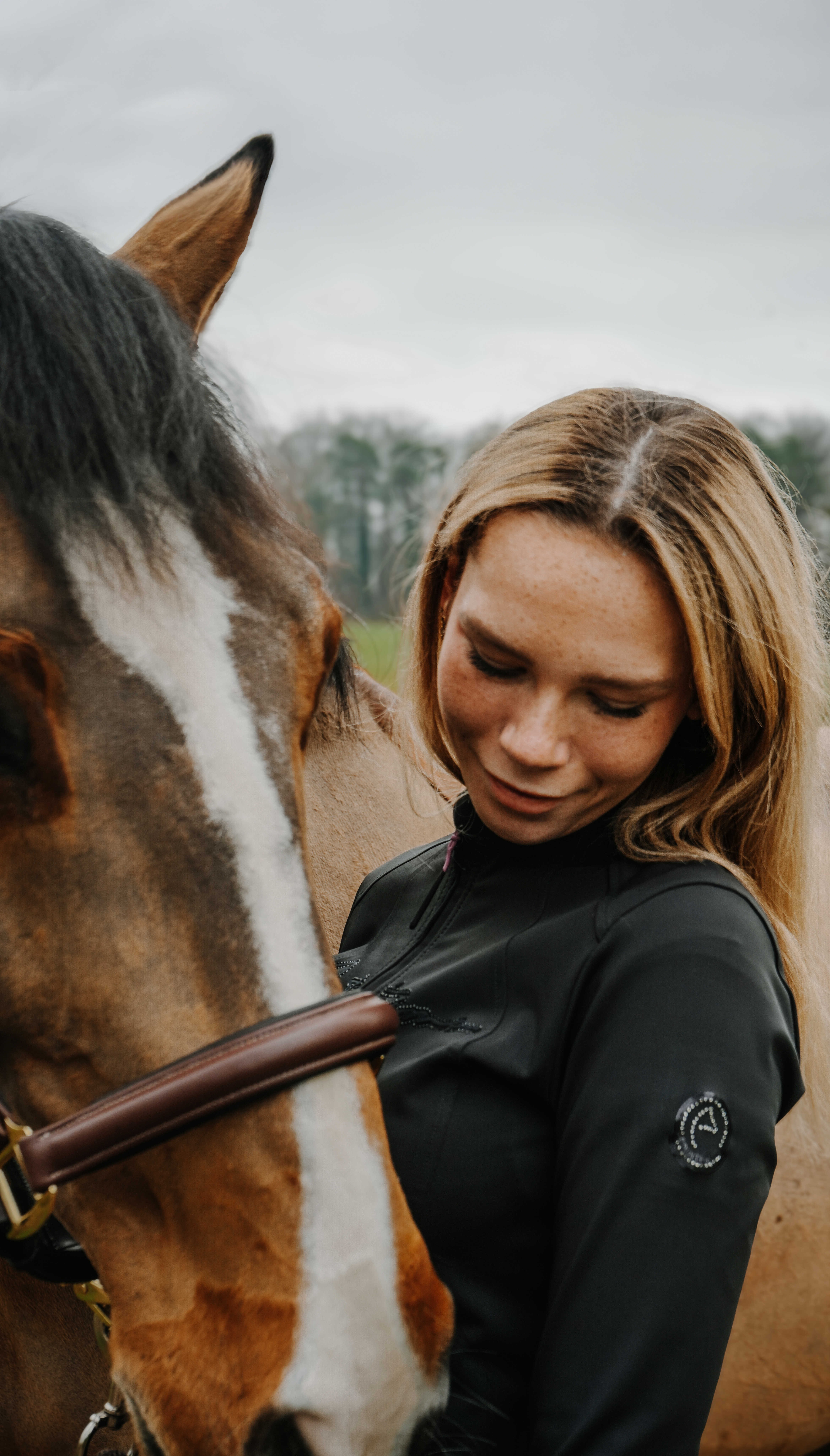 Colete Je t'aime Equithème Ilona mulher Preto