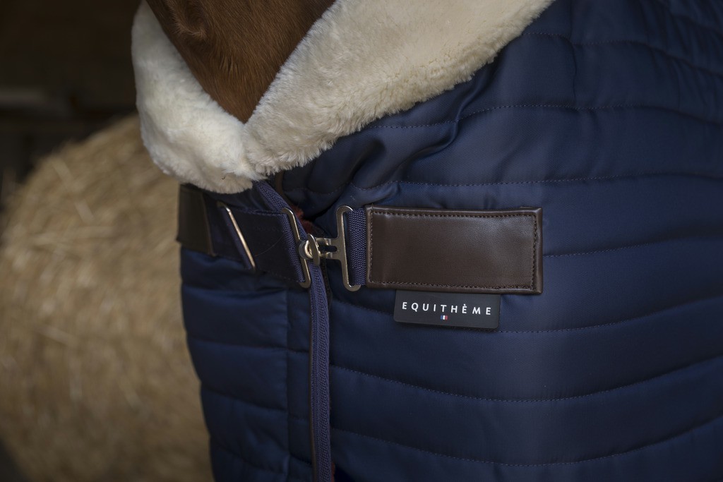 Cobertura de estábulo Equithème Teddy forrada com lã sintética Azul-marinho Cobertura de estábulo Equithème Teddy forrada com lã sintética Azul-marinho