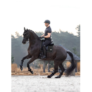 Tapete LeMieux Puissance Camurça Dressage Square Preto Tapete LeMieux Puissance Camurça Dressage Square Preto