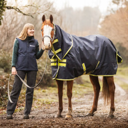 Capa Bucas Oasis Turnout 200g com pescoceira Cinza escuro / lima Cinzento Capa Bucas Oasis Turnout 200g com pescoceira Cinza escuro / lima Cinzento