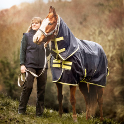 Capa Bucas Oasis Turnout 200g com pescoceira Cinza escuro / lima Cinzento Capa Bucas Oasis Turnout 200g com pescoceira Cinza escuro / lima Cinzento