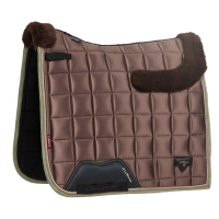 Tapete LeMieux Merino Loire Classic Dressage Square Noz Castanho Tapete LeMieux Merino Loire Classic Dressage Square Noz Castanho