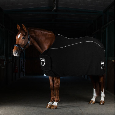 Cobertor de lã polar com fecho frontal com aba GP Equestro Preto Cobertor de lã polar com fecho frontal com aba GP Equestro Preto