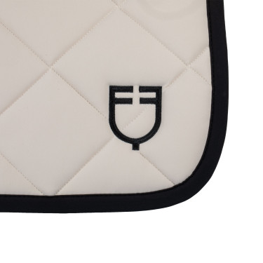 Sela de salto em tecido técnico com logotipo bordado Black Line Edition Equestro Sela de salto em tecido técnico com logotipo bordado Black Line Edition Equestro