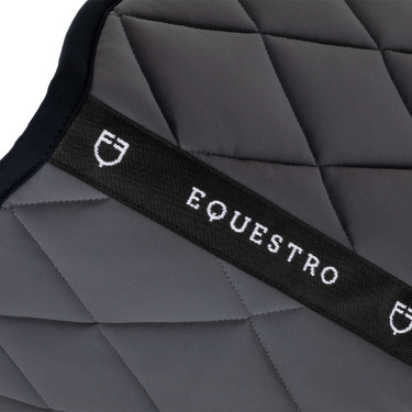 Sela de salto em tecido técnico com logotipo bordado Black Line Edition Equestro Asfalto Cinzento Sela de salto em tecido técnico com logotipo bordado Black Line Edition Equestro Asfalto Cinzento