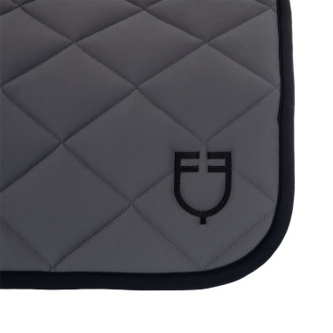 Sela de salto em tecido técnico com logotipo bordado Black Line Edition Equestro Asfalto Cinzento Sela de salto em tecido técnico com logotipo bordado Black Line Edition Equestro Asfalto Cinzento