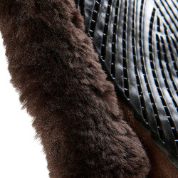 Almofada de salto Numnah com aderência em gel dos dois lados e borda completa em lã de carneiro Acavallo Castanho / castanho Almofada de salto Numnah com aderência em gel dos dois lados e borda completa em lã de carneiro Acavallo Castanho / castanho