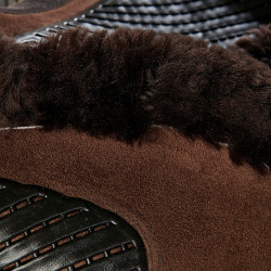 Almofada de salto Numnah com aderência em gel dos dois lados e borda completa em lã de carneiro Acavallo Castanho / castanho Almofada de salto Numnah com aderência em gel dos dois lados e borda completa em lã de carneiro Acavallo Castanho / castanho