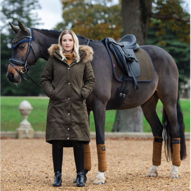 Tapete LeMieux Suede Dressage Square Alpino Castanho Tapete LeMieux Suede Dressage Square Alpino Castanho