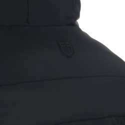 Casaco acolchoado em tecido elástico masculino com emblema em silicone Equestro Preto Casaco acolchoado em tecido elástico masculino com emblema em silicone Equestro Preto