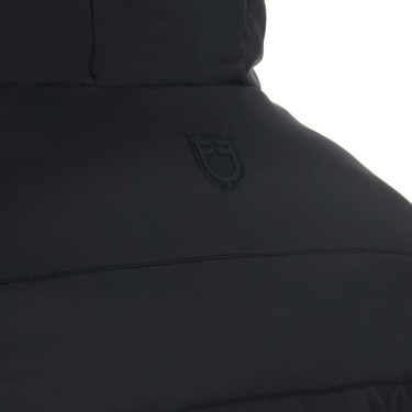Casaco acolchoado em tecido elástico masculino com emblema em silicone Equestro Casaco acolchoado em tecido elástico masculino com emblema em silicone Equestro