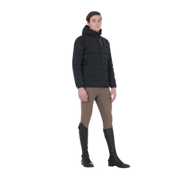 Casaco acolchoado em tecido elástico masculino com emblema em silicone Equestro Casaco acolchoado em tecido elástico masculino com emblema em silicone Equestro