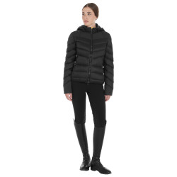Casaco acolchoado feminino corte slim com capuz removível Equestro Preto