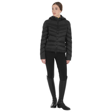 Casaco acolchoado feminino corte slim com capuz removível Equestro Preto