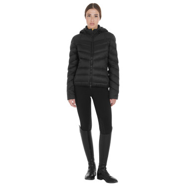 Casaco acolchoado feminino corte slim com capuz removível Equestro Preto