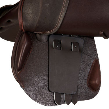 Sela de salto Roma com armação de madeira couro martelado Acavallo Castanho escuro Sela de salto Roma com armação de madeira couro martelado Acavallo Castanho escuro