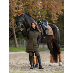 Colete acolchoado sem mangas LeMieux Harper Longline feminino Alpino Castanho Colete acolchoado sem mangas LeMieux Harper Longline feminino Alpino Castanho