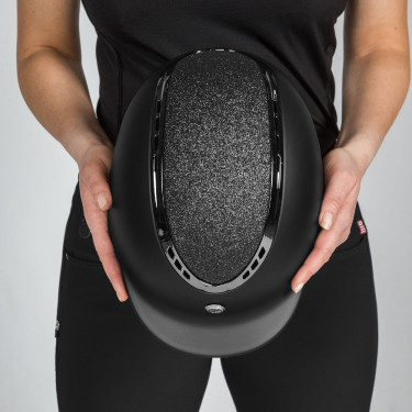 Capacete EQ3 Pardus Smooth Top com ajuste de roda Back on Track Preto com brilhos Capacete EQ3 Pardus Smooth Top com ajuste de roda Back on Track Preto com brilhos