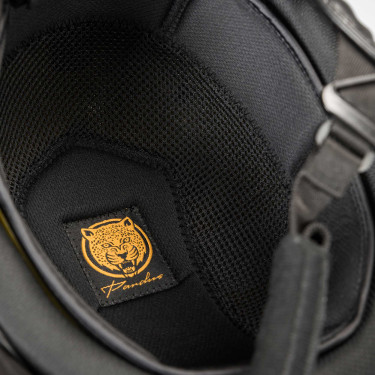 Capacete EQ3 Pardus Microfibra com regulador Back on Track Preto com brilhos Capacete EQ3 Pardus Microfibra com regulador Back on Track Preto com brilhos