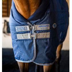 Cobertura de estábulo Horseware Rhino 100g Preto / cinza titânio / azul clássico Cobertura de estábulo Horseware Rhino 100g Preto / cinza titânio / azul clássico