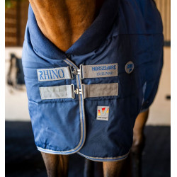 Cobertura de estábulo Horseware Rhino 350g VL Preto / cinza titânio / azul clássico Cobertura de estábulo Horseware Rhino 350g VL Preto / cinza titânio / azul clássico