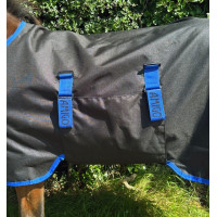 Capa Horseware Amigo Ripstop 900D Petite Turnout 200g Preto / azul clássico Capa Horseware Amigo Ripstop 900D Petite Turnout 200g Preto / azul clássico